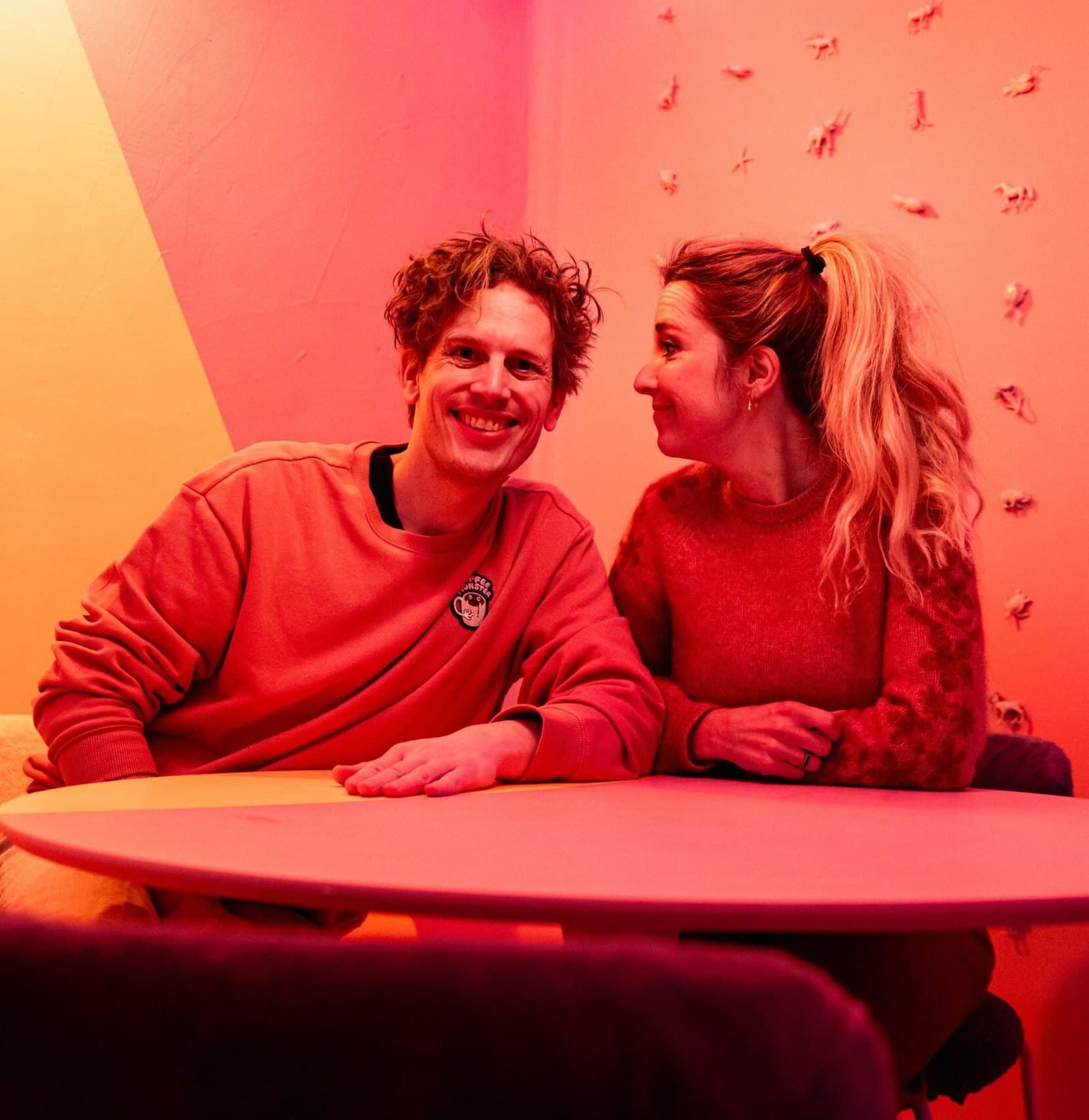 Mérie en Tijmen aan tafel bij Buro Bloemkool