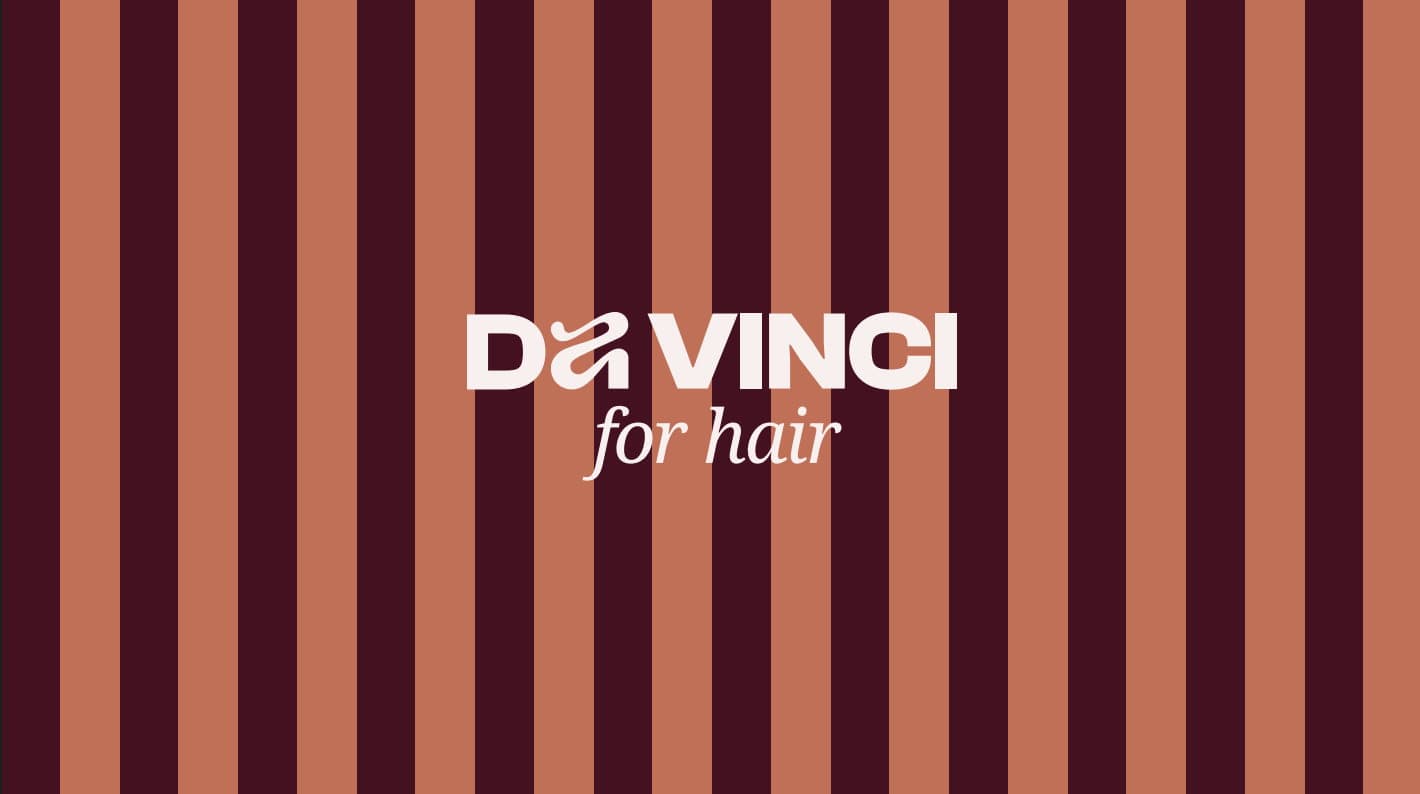 Het woordmerk Da Vinci for Hair op het gestreepte patroon in de terracottakleuren van de salon