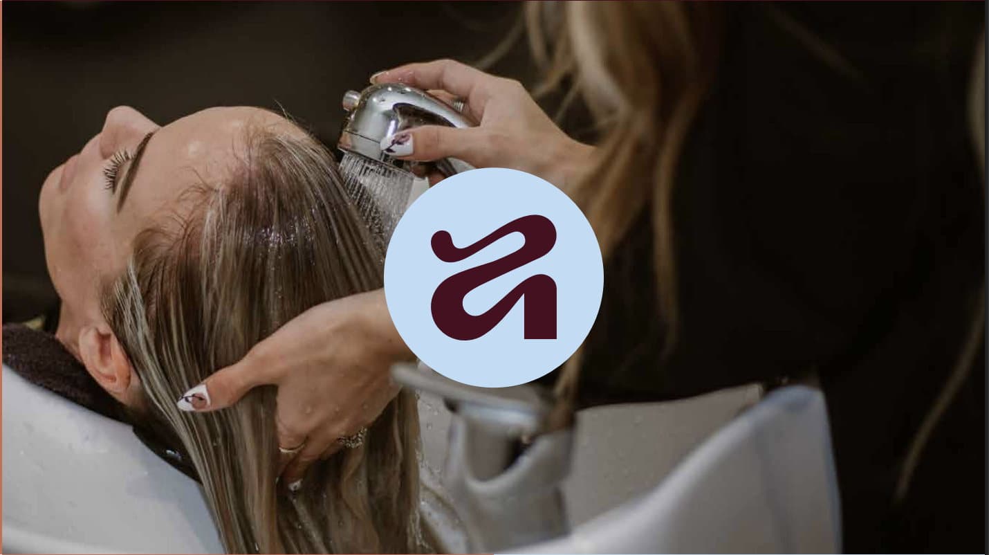 Een kleurbehandeling in de salon, met het beeldmerk van Da Vinci for Hair eroverheen