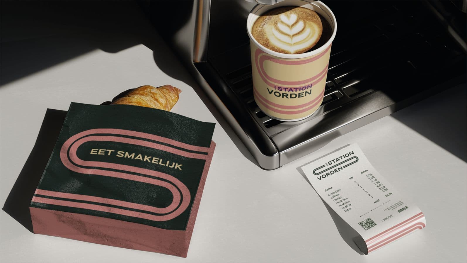 Koffiebeker, servet en kassabon in de huisstijl van Het Station Vorden